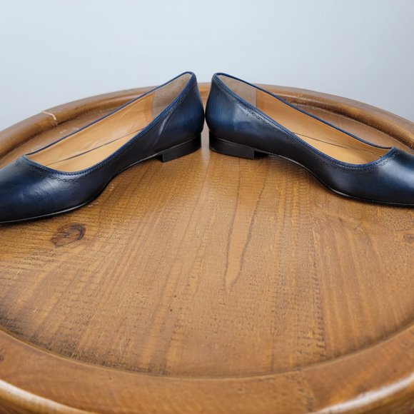 Lucchese women's size 7 , NM7945, navy blue, pointy flat shoe - Picture 3 of 4